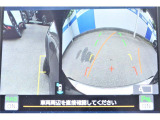 バックギアに入れるとバックカメラの映像がナビに映ります。障害物までの距離もわかりやすいです。