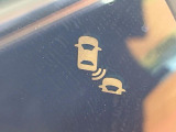 【ブラインドスポットインフォメーション】走行中、ドアミラーの死角になりやすい箇所に後続車が接近するとサイドミラー付近に警告を表示、ドライバーに注意喚起をしてくれます。