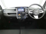 運転席・助手席を入れたインストルメントパネル全体画像です。