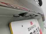 このお車はバックカメラが付いています。ナビをつければ連動できます。バックの操作が楽になります。