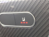 ●フロントシートヒーティング:運転席・助手席共に三段階で調節が可能なシートヒーターを装備しております。季節を問わず快適にご使用いただけます。