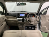 フロントガラスが大きく、ワイドな視界で運転もしやすくなるように設定されています。視認性のよいインパネ周りです。操作スイッチやカップホルダーも使いやすい位置に配置されています。