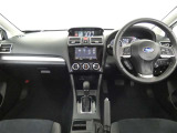 運転席・助手席を入れたインストルメントパネル全体画像です。