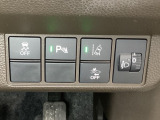 ハンドルの右側にはヘットライトリベライザーとHondaセンシング用のメインスイッチがついています。ヘッドライトリベライザーは道路状況や積荷の加重に応じてライトの高さを調節できます。