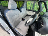 運転席まわりには十分なスペースがあり、大柄な方でもゆったり運転していただける環境です。