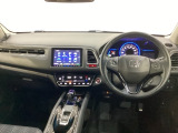 車内は光触媒抗菌消臭施工済です。インパネ周りはスタイリッシュなデザインで機能や装備も充実しています。グローブボックスやカップホルダーのほかにトレーなどたくさんの収納スペースが付いています。
