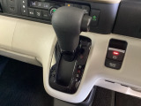 CVT車のセレクトレバーです。低速から高速まで、変速ショックのないスムーズな走りと、エンジン効率のよい領域を維持して燃費にも貢献します。サイドブレーキはスイッチ操作の電子制御パーキングブレーキです。
