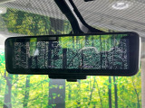 【インテリジェントルームミラー】後席の大きな荷物や同乗者で後方が確認しづらい時でも安心!カメラが撮影した車両後方の映像をルームミラー内に表示。クリアな視界で状況の確認が可能です!