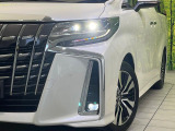 【LEDヘッドライト】悪天候や夜間走行時も良好な視界を確保し安心して運転できる高輝度LEDヘッドライトを装備!点灯速度が早く、消費電力も抑えられています。