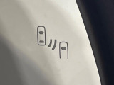 【ブラインドスポットモニター】走行中、ドアミラーの死角になりやすい箇所に後続車が接近するとサイドミラーのレンズに警告を表示!ドライバーに注意喚起をしてくれます。