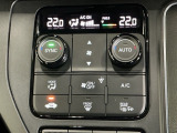 オートエアコンで、毎日のドライブを快適に。温度、風量を自動で調整し、理想的な車内環境を提供します。プラズマクラスター技術搭載の、フルオートエアコン。空気の浄化や脱臭に効果があります。