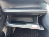 【グローブボックス】大容量のグローブボックスです!!車検証ケース他、日頃使う小物類の収納スペースもたくさんあります!