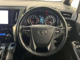 4本スポークステアリング!ステアリングスイッチ付!全車速追従機能レーダークルーズコントロールの操作、音量調整操作などができます!