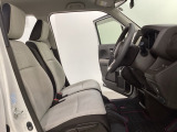 女性でも運転がしやすいように、シートの高さ調整機能(シートリフター)がついています。運転席と助手席の間が空いている為、助手席側への移動がスムーズです。交通量の多い道でも助手席側から乗り降りができます。