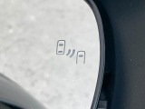 【ブラインドスポットモニター】走行中、ドアミラーの死角になりやすい箇所に後続車が接近するとサイドミラー付近に警告を表示、ドライバーに注意喚起をしてくれます。