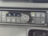 車内環境を自動でコントロールするフルオートエアコン。長距離ドライブも快適です。