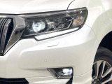 【LEDヘッドライト】悪天候や夜間走行時も良好な視界を確保し安心して運転できる高輝度LEDヘッドライトを装備!点灯速度が早く、消費電力も抑えられています。