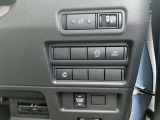 片側オートスライドドアで乗り降りスムーズです☆荷物の多い時や小さなお子様の乗り降りも楽々♪運転席からボタンで開閉操作とインテリジェントキーのボタンでも開閉操作が出来て便利です♪