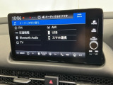 HondaCONNECT対応の便利なナビディスプレー。お持ちのスマートフォンと連携して、ナビやBluetoothでの音楽再生が可能です。デザインはもちろん、操作性も良好です。