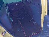 後部座席を跳ね上げるともう一つの荷室が!背の高い荷物も大丈夫。