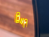 【ブラインドスポットモニター】走行中、ドアミラーの死角になりやすい箇所に後続車が接近するとサイドミラーのレンズに警告を表示!ドライバーに注意喚起をしてくれます。