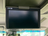 【フリップダウンモニター】大画面モニターで後席でもエンタメをお楽しみいただけます。小さなお子様にも大人気の装備です♪