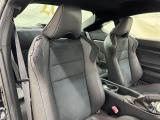 高いホールド性で運転姿勢が安定します。長距離ドライブでも疲れにくいのが魅力です。