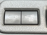 【パワーバックドア】スマートキーや運転席のボタンを押すだけでリアゲートが自動で開閉します!荷物を持っている時や、高い位置にあるバックドアを閉める際に便利な機能です♪