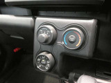 調整が容易なマニュアルエアコンです。夏は快適に、冬も車内の曇りを取ってくれるので安全です♪