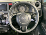 インテリアに合わせたデザインのステアリングは、運転される方のことも考え、運転しやすい形状、大きさです。是非一度、実際に触ってお確かめください。