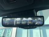 【デジタルインナーミラー】車両後方カメラの映像をルームミラーに映すことが出来ます。 そのため、後席に人や荷物があって後方が見えづらい場合でもしっかり視界を確保することが出来ます。