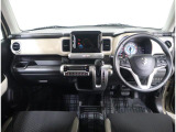 ポップなインテリアで気分が上がります♪運転席から手を伸ばした範囲に収納が多いので使いやすいです◎