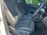 人間工学に基づいて設計されたシートは車のもっているドライビングフィールを存分にドライバーに伝えてくれるクオリティの高い仕上がりとなっています。