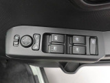 運転席側には 集中スイッチ(全ドアを操作するスイッチ) があり、運転席から乗員全員分の窓をコントロールできます。