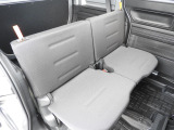 ★リアシート★くつろいで乗車できる幅の広いシートです。すぐれた耐久性と、サラサラとしたさわり心地を両立したシート表皮が採用されています。ダイブダウン機構でシートを座面ごと足元へ収納可能です!