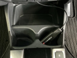 運転席からも助手席からも自由に使えるドリンクホルダー付。