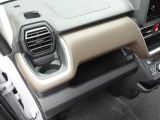 掘り込みしきインパネドリンクホルダーで ホールド感バッチリ!! 運転席側にも同じものがついてます