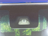【スマートアシスト】走行中に前方の車両等を認識し、衝突しそうな時は警報とブレーキで衝突回避と被害軽減をアシスト。より安全にドライブをお楽しみいただけます。
