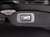 スイッチ操作でトランクリッドの自動開閉が行えます。電子キー本体のワイヤレス機能や運転席のスイッチからでもオープン操作が可能です!高級車ならではの快適装備です!!