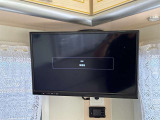 室内テレビを装備しています。車中泊やキャンプの際も、お好きな番組や映像を楽しみながら快適にお過ごしいただけます♪