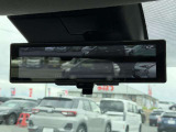 【インテリジェントルームミラー】後席の大きな荷物や同乗者で後方が確認しづらい時でも安心!カメラが撮影した車両後方の映像をルームミラー内に表示。クリアな視界で状況の確認が可能です!