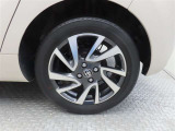 車両のデザインにマッチした純正アルミホイールを装着しています。