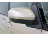 サイドミラーは電動格納ミラーで、運転席からのボタン操作で格納できます。立体駐車場などに入る場合は、あると便利ですよ。