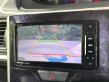 【バックカメラ】駐車時に後方がリアルタイム映像で確認できます。大型商業施設や立体駐車場での駐車時や、夜間のバック時に大活躍!運転スキルに関わらず、今や必須となった装備のひとつです!