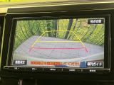 【バックカメラ】駐車時に後方がリアルタイム映像で確認できます。大型商業施設や立体駐車場での駐車時や、夜間のバック時に大活躍!運転スキルに関わらず、今や必須となった装備のひとつです!