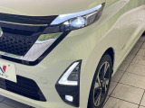 【LEDヘッドライト】悪天候や夜間走行時も良好な視界を確保し安心して運転できる高輝度LEDヘッドライトを装備!点灯速度が早く、消費電力も抑えられています。