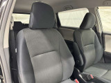 高いホールド性で運転姿勢が安定します。長距離ドライブでも疲れにくいのが魅力です。