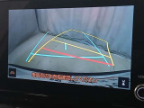 駐車が苦手な方でも安心のバックガイドモニター搭載。 後方の映像をクリアに表示し、ガイドラインで車庫入れや縦列駐車をしっかりサポート。毎日の運転がぐっとラクになります。