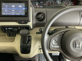 ホンダ純正メモリーナビ搭載なので、遠方へのドライブもお任せ下さい!ステアリング左手側にオーディオ関連のコントロールスイッチを配置しています。操作時は視線を逸らすことなく運転に集中できます