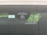 【シティブレーキアクティブシステム】低速走行中に前方の車両等を認識し、衝突しそうな時は警報とブレーキで衝突回避と被害軽減をアシスト。より安全にドライブをお楽しみいただけます。